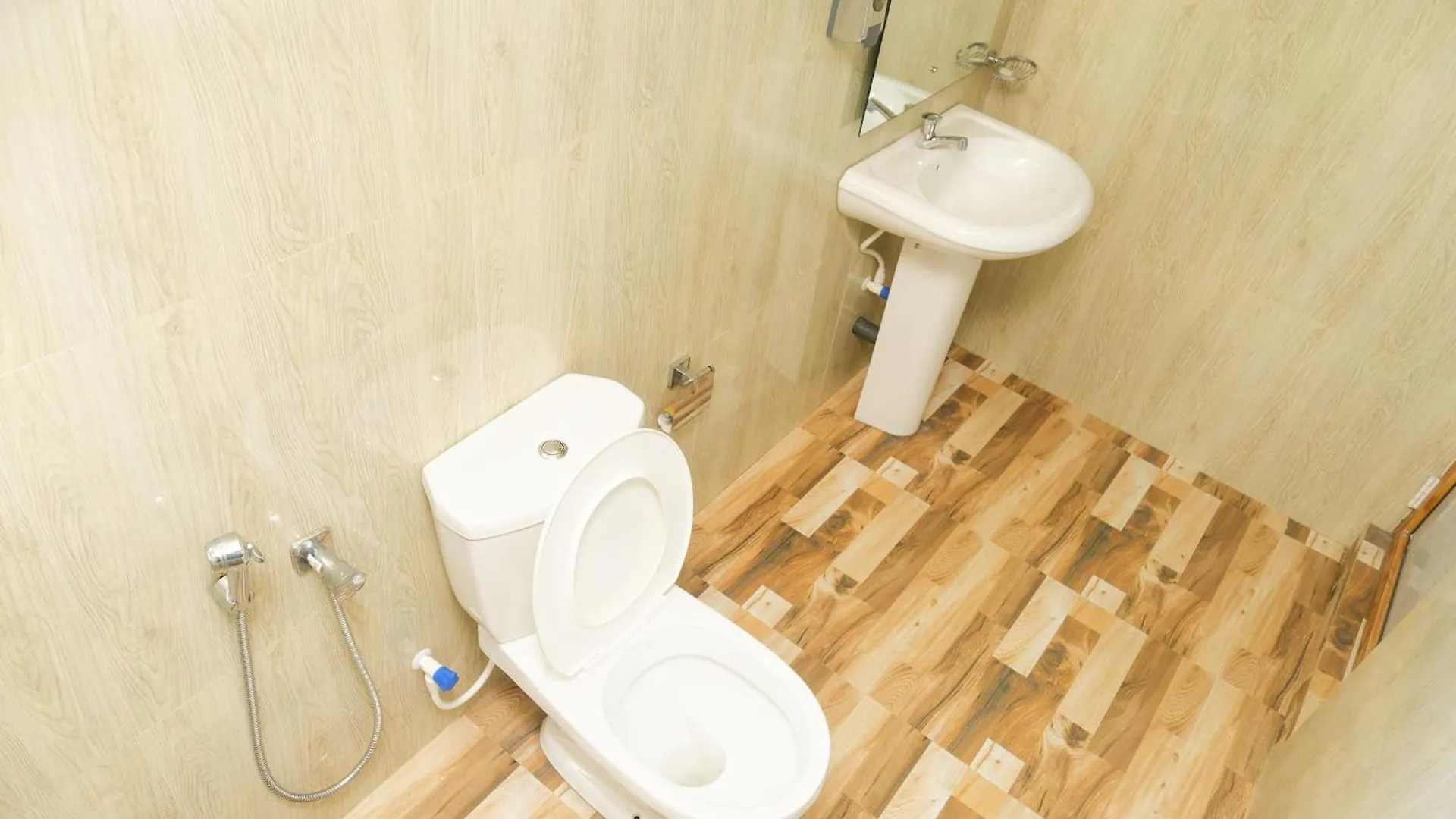 Mon Ami City Hotel Негомбо 4*,